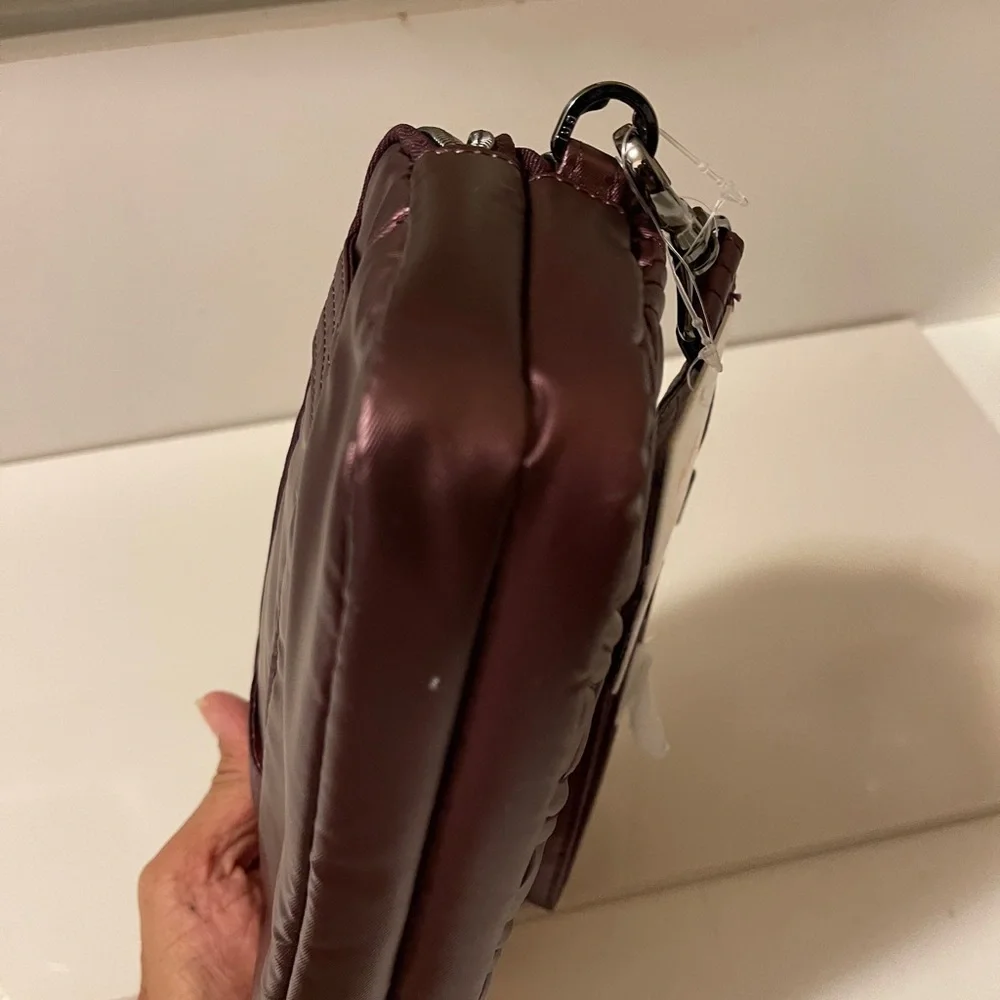 Lug Quilted RFID Convertible
Crossbody. Coupe 2. New Can attached to your belt - Picture 11 of 16